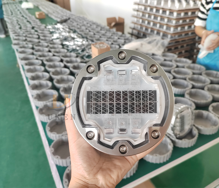 IL300-143 Solar Road Stud Light