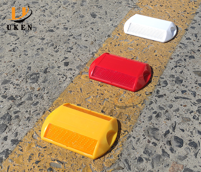 Path Reflector Stud Reflective Road Studs: Cat Eye Reflector Brilliance.