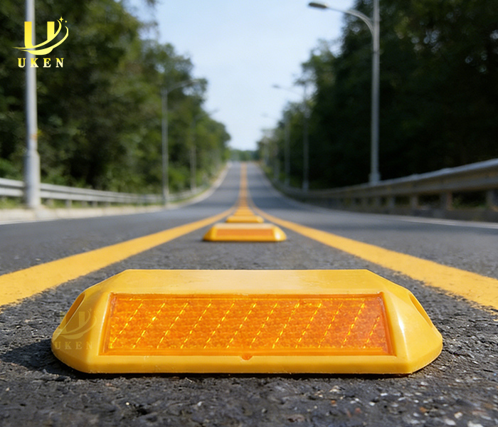Path Reflector Stud Reflective Road Studs: Cat Eye Reflector Brilliance.