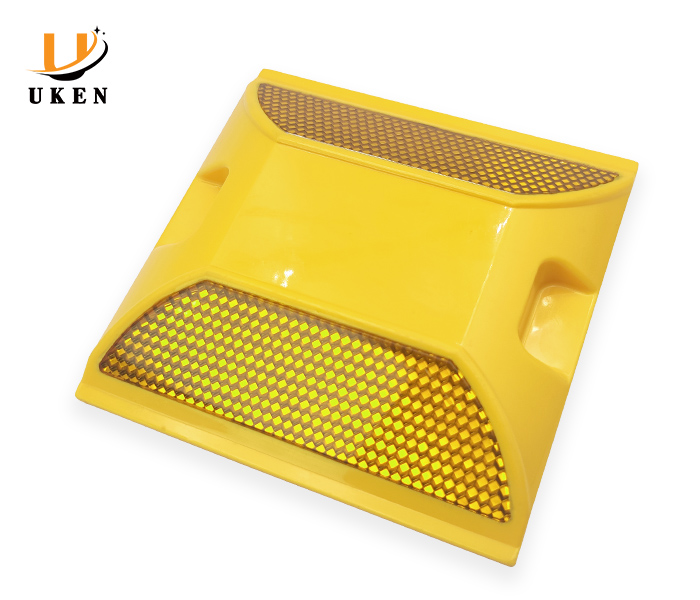 r001 reflective road stud