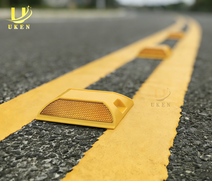 r001 reflective road stud