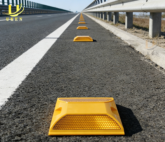 r001 reflective road stud