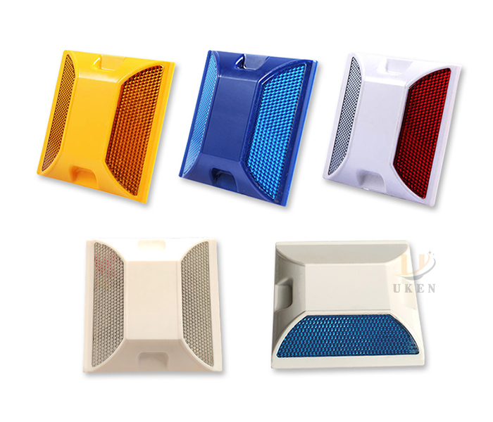 r001 reflective road stud