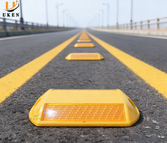 R001 Reflective Road Stud