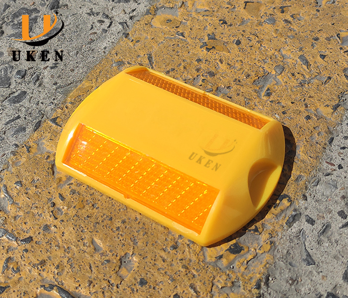 R001 Reflective Road Stud