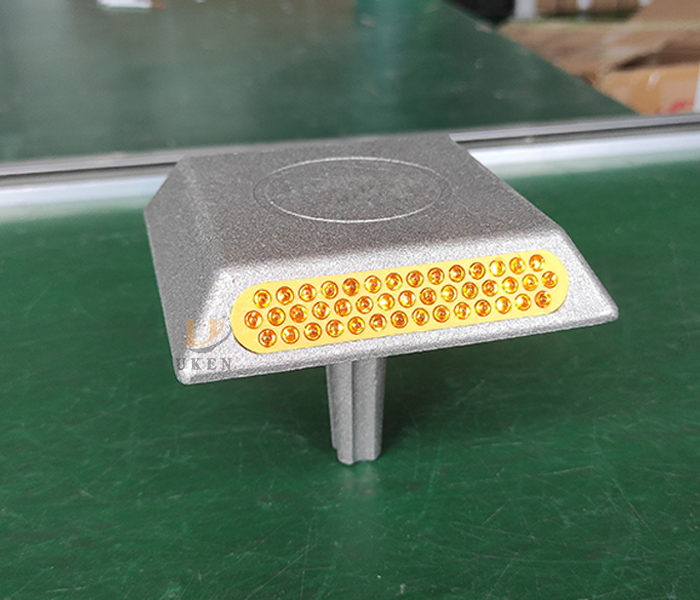 UK-B001 Glass Bead Road Stud